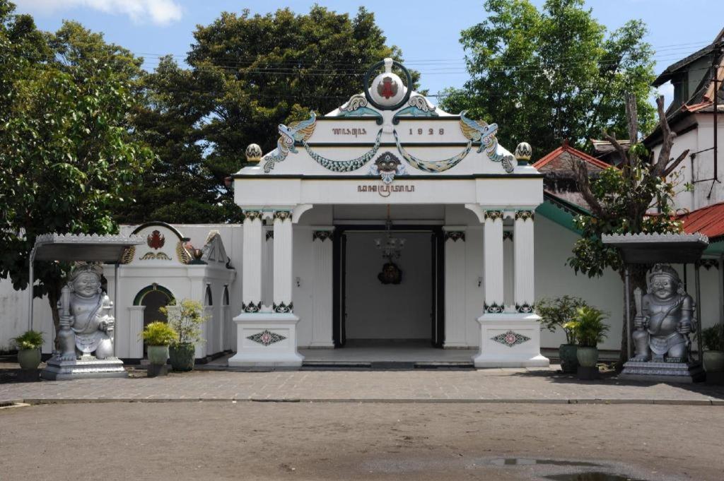 Oyo 91686 Triple S Hotel Malioboro Yogyakarta Kültér fotó